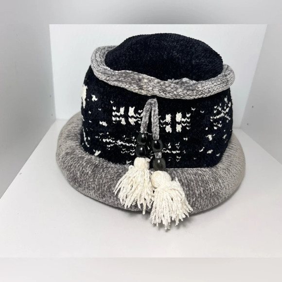 Ouisha,S, 100% viscose Chenille scenery moonlight winter‘s horse, beaded tassel. - Picture 1 of 9